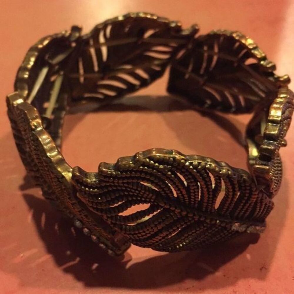 🌟🌟🌟🌟𝅺LADIES vintage leaf bronze/rose tone bracelet .